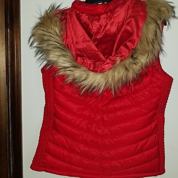 🎄CHRISTMAS SALE🎄 Red vest with  removal hat - Picture 3 of 7